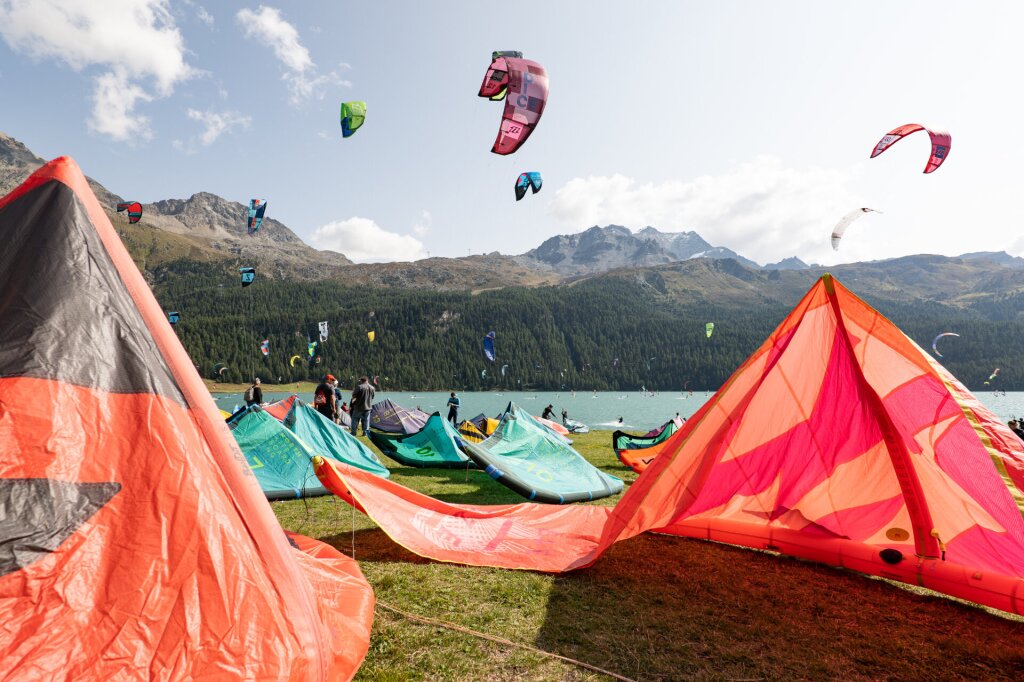 I kiters preparano i loro aquiloni sulla spiaggia.