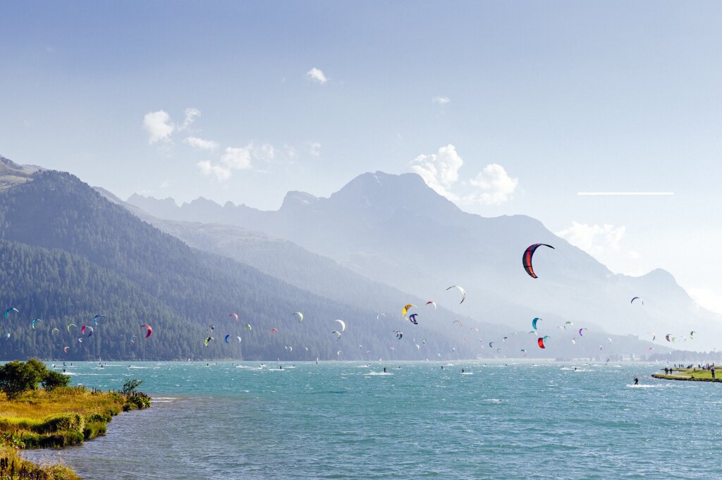 Blick über den windigen Silvaplanersee mit bunten Kites von der Surlej Brücke aus.