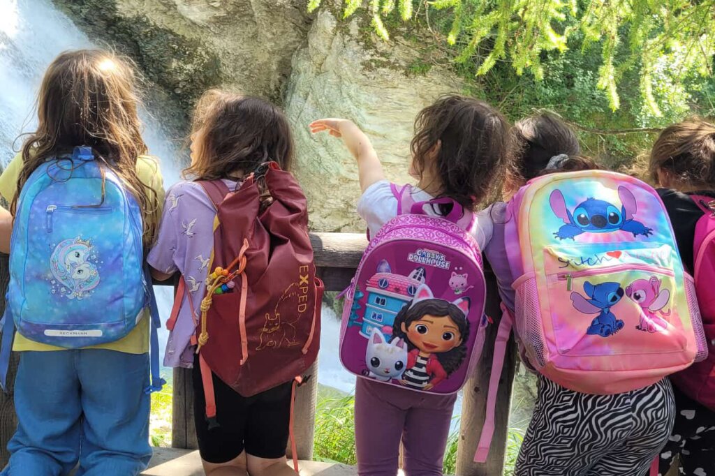 Kinder schauen sich beim Silvaplana Kids Explorer den Wasserfall an.
