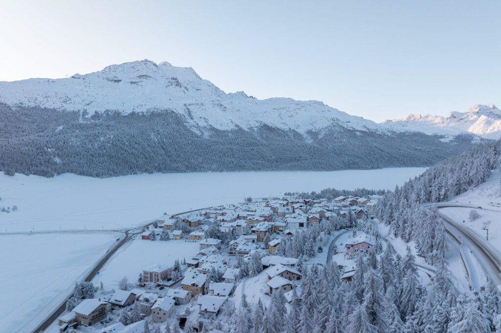 Julierpass, Silvaplana und Corvatsch tief verschneit.