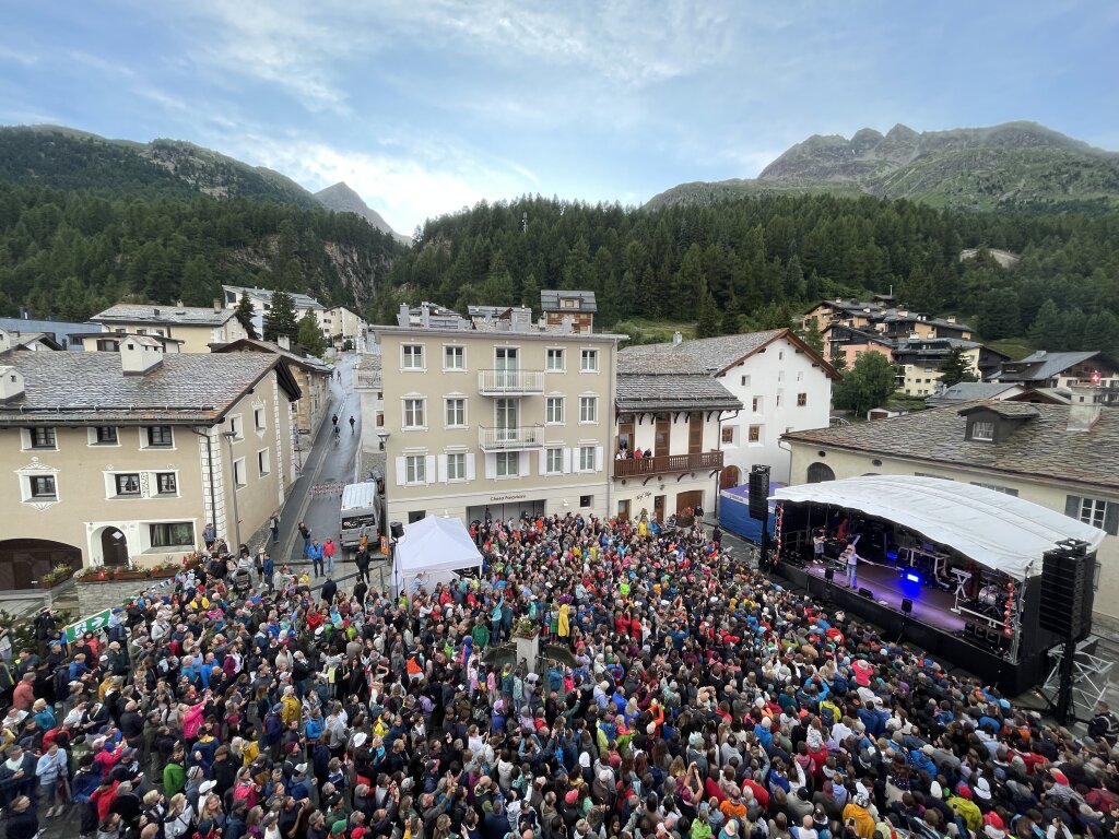 Konzert von Nemo an der Festa Granda 2024 mit sehr vielen Zuschauern.